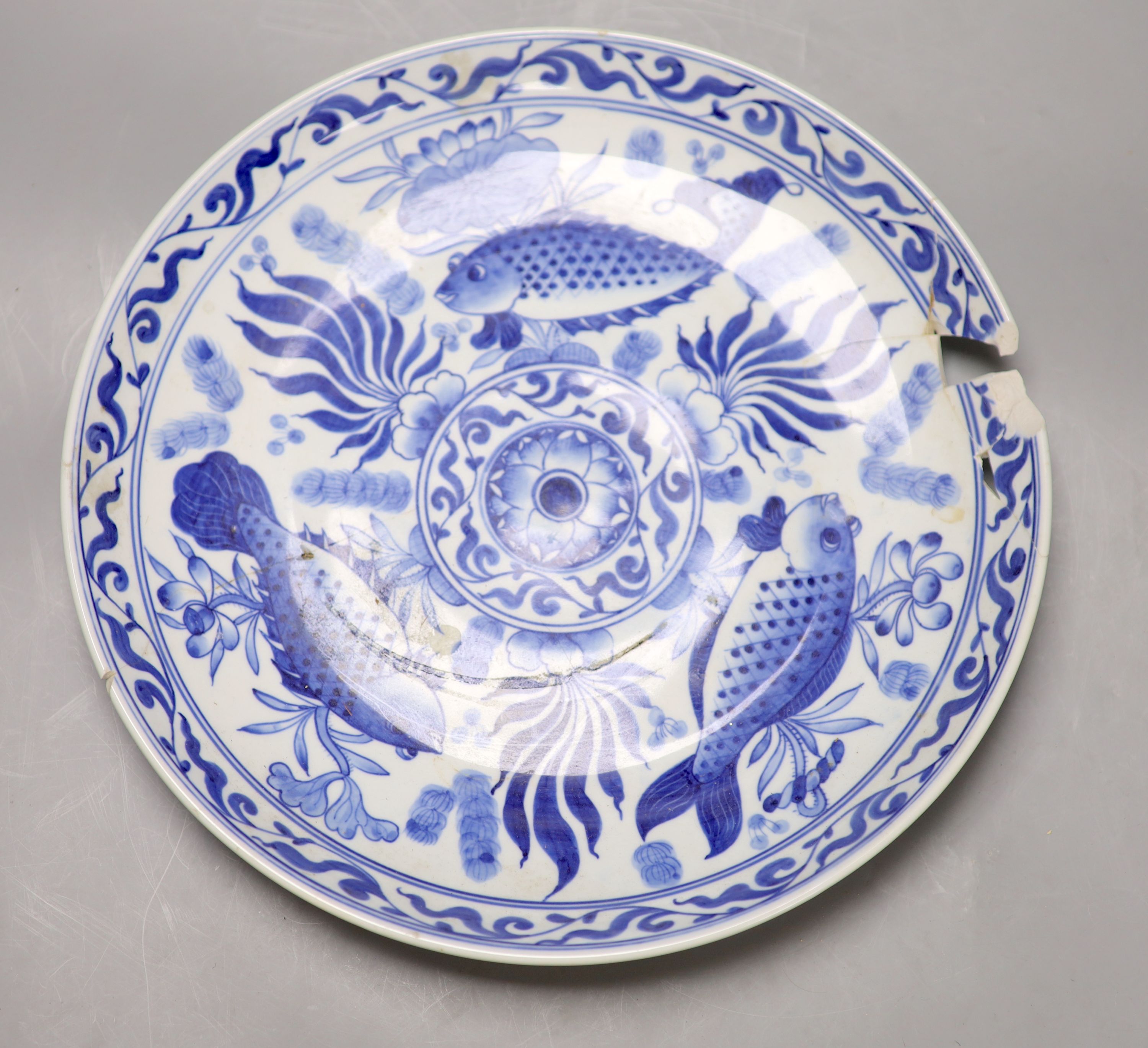 A Chinese blue and white fish dish, diameter 36cm (a.f.)